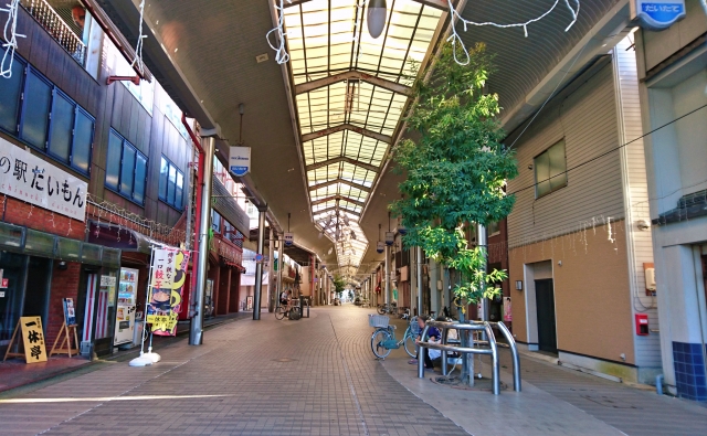 佐世保のアーケード商店街の街並み