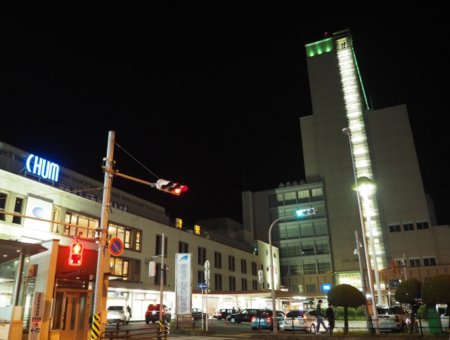 夜の佐世保駅と駅前の街並み