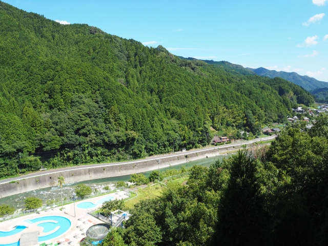 緑豊かな山々と渓谷を流れる川