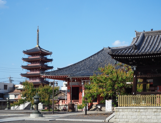五重塔がそびえる歴史ある寺院
