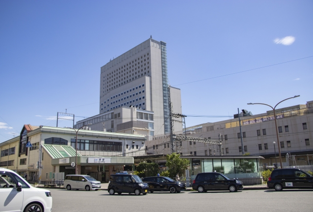 宇治山田駅周辺の街並みと高層ビル