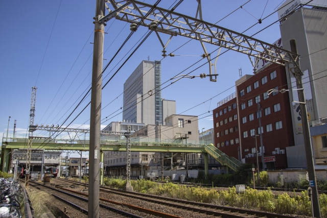 佐世保駅周辺の線路と高層ビル