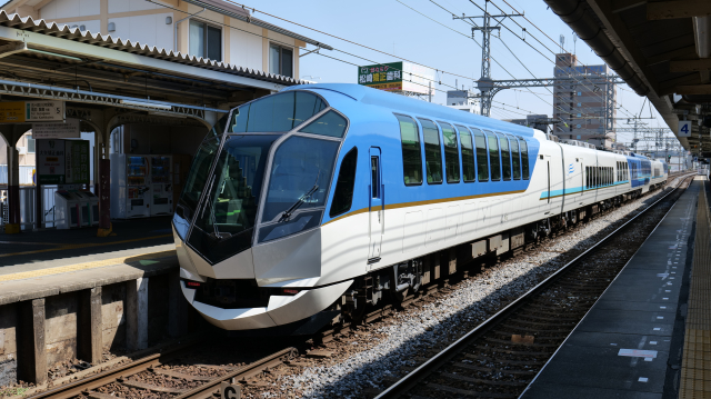 近鉄の観光特急しまかぜが停車する駅ホーム