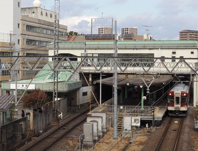 諫早駅のホームと発着する列車